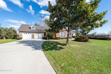 Spacious 3-bedroom, 2-bath traditional ranch-style brick home - photo 2