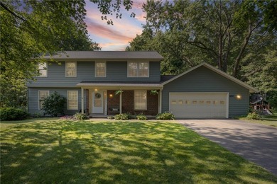 Welcome home to this beautiful 4-bedroom, 2.5-bath Colonial - photo 2