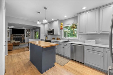 Welcome home to this beautiful 4-bedroom, 2.5-bath Colonial - photo 4