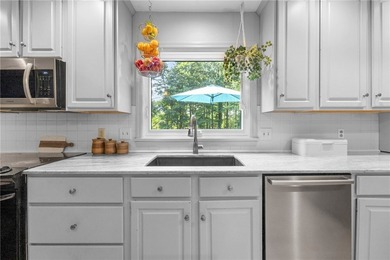Welcome home to this beautiful 4-bedroom, 2.5-bath Colonial - photo 5