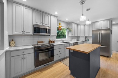 Welcome home to this beautiful 4-bedroom, 2.5-bath Colonial - photo 6