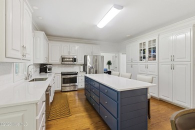 Welcome to this sprawling Trent Woods, all-brick, 5-bedroom - photo 15