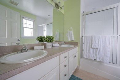 Beautifully maintained Golf Club home overlooking the 17th hole - photo 35
