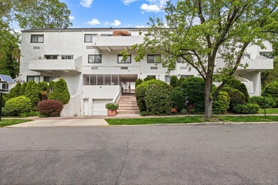 Sophisticated duplex living in the heart of Great Neck. This - photo 1