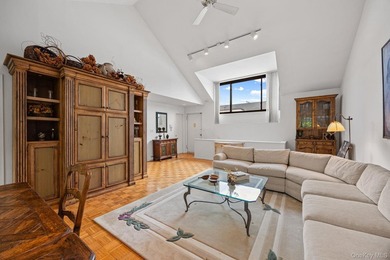 Sophisticated duplex living in the heart of Great Neck. This - photo 4