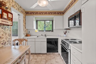 Sophisticated duplex living in the heart of Great Neck. This - photo 6