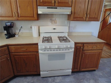 Move right into this well-maintained 4-bedroom Cape Cod in the - photo 4