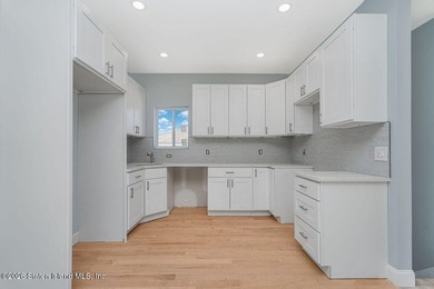 Large new construction 6 over 6 with 9' ceilings. hardwood - photo 4