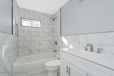 Large new construction 6 over 6 with 9' ceilings. hardwood - photo 5