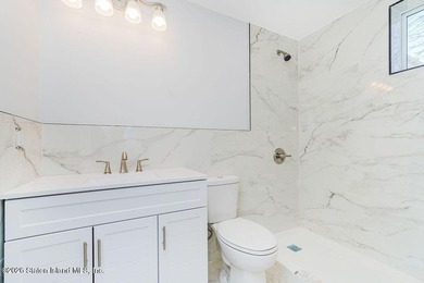 Large new construction 6 over 6 with 9' ceilings. hardwood - photo 6