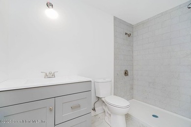 Large new construction 6 over 6 with 9' ceilings. hardwood - photo 7