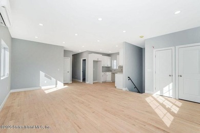 Large new construction 6 over 6 with 9' ceilings. hardwood - photo 8