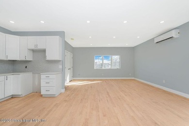 Large new construction 6 over 6 with 9' ceilings. hardwood - photo 10