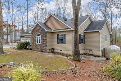 This 3 bedroom, 2 bath home is located in the lovely Hillandale - photo 4