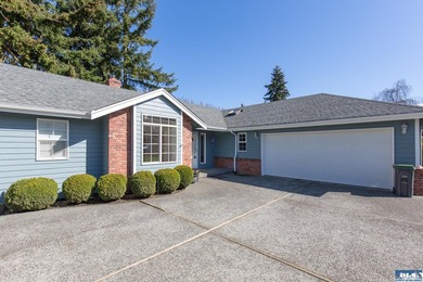 Stunning golf course views in this beautiful one level home - photo 5