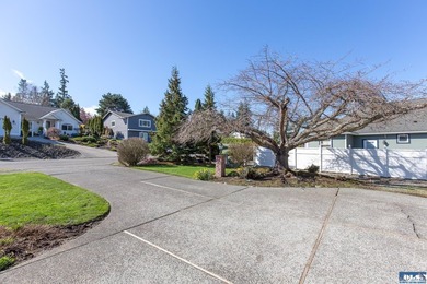 Stunning golf course views in this beautiful one level home - photo 6