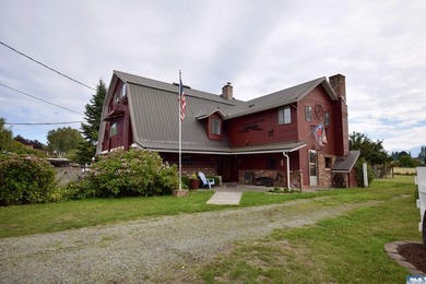 Step into a piece of local history with this remarkable property - photo 2