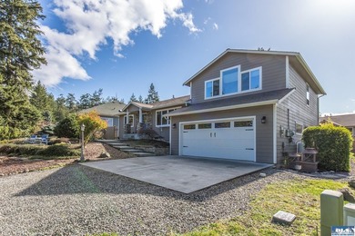 Quality-built custom home by Joe Fazio. Golf course views from - photo 1