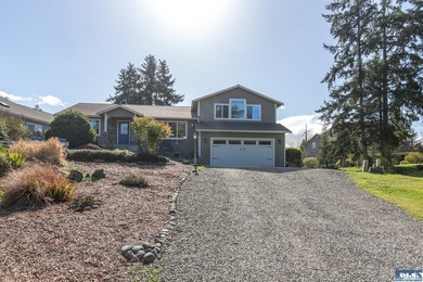 Quality-built custom home by Joe Fazio. Golf course views from - photo 2