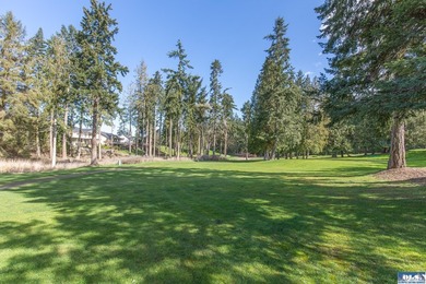 Quality-built custom home by Joe Fazio. Golf course views from - photo 4