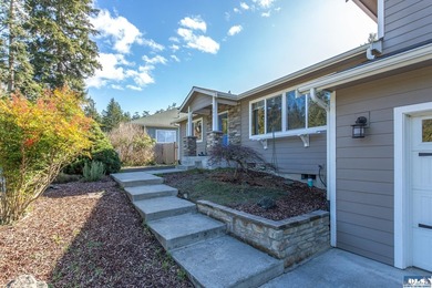 Quality-built custom home by Joe Fazio. Golf course views from - photo 6