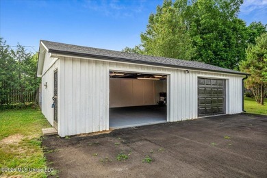 Fully renovated 2,283 SF modern farmhouse on 2.83 acres in the - photo 34