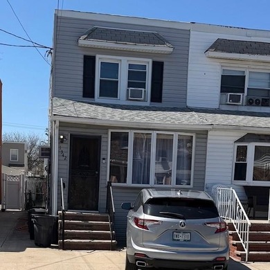 1 family semi-detached home in Old Mill Basin. 3 bedrooms, 1.5 - photo 1