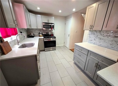 1 family semi-detached home in Old Mill Basin. 3 bedrooms, 1.5 - photo 3