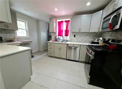 1 family semi-detached home in Old Mill Basin. 3 bedrooms, 1.5 - photo 4