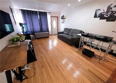 1 family semi-detached home in Old Mill Basin. 3 bedrooms, 1.5 - photo 5
