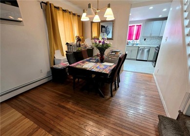 1 family semi-detached home in Old Mill Basin. 3 bedrooms, 1.5 - photo 6