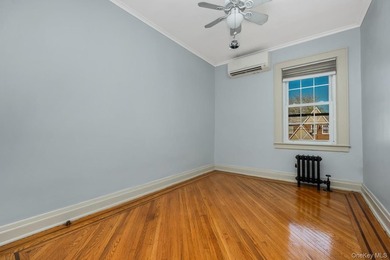 Beautiful, well-maintained house w/hardwood floors. New windows - photo 9