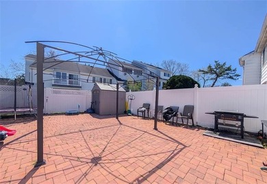 Mint condition, oversized 4-bedroom townhouse featuring numerous - photo 3