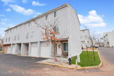 Beautifully renovated 2-bedroom end-unit townhouse located in - photo 1