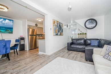 Beautifully renovated 2-bedroom end-unit townhouse located in - photo 2