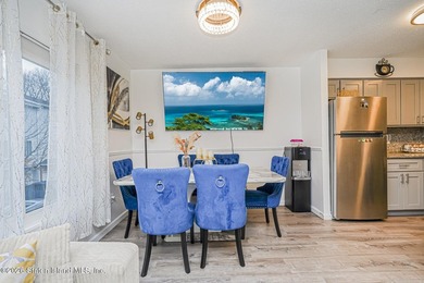 Beautifully renovated 2-bedroom end-unit townhouse located in - photo 3