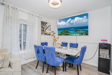 Beautifully renovated 2-bedroom end-unit townhouse located in - photo 4