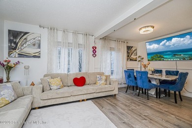 Beautifully renovated 2-bedroom end-unit townhouse located in - photo 5