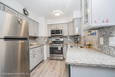 Beautifully renovated 2-bedroom end-unit townhouse located in - photo 6