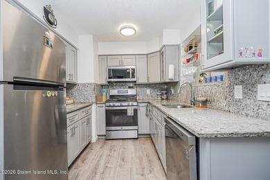 Beautifully renovated 2-bedroom end-unit townhouse located in - photo 7