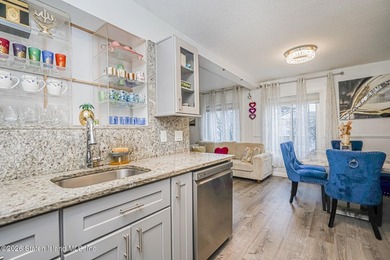 Beautifully renovated 2-bedroom end-unit townhouse located in - photo 8