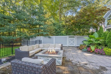 This extraordinary contemporary Colonial is a seamless blend of - photo 39