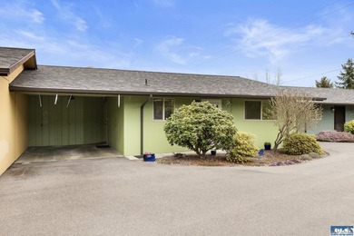 Welcome to easy convenient living in the heart of beautiful - photo 2