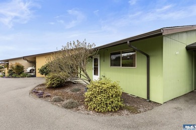 Welcome to easy convenient living in the heart of beautiful - photo 3