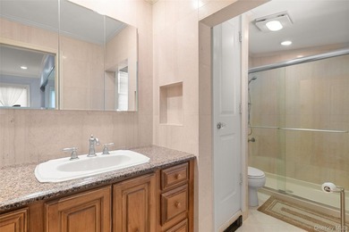 Welcome to this beautifully maintained and spacious home nestled - photo 14