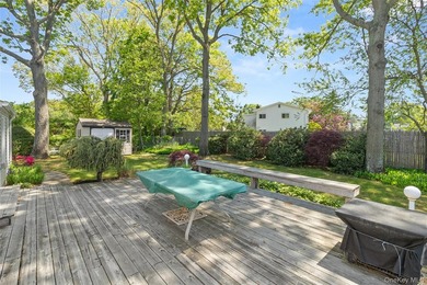 Welcome to this beautifully maintained and spacious home nestled - photo 22