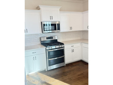 Beautiful home full of extras Quartz tops in Kitchen and - photo 17