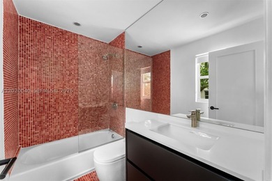 Newly renovated 1920s compound in Miami Beach's prestigious La - photo 20