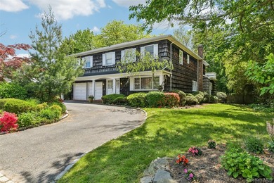 Large Center Hall Colonial in a prime Lawrence location. Set on - photo 2