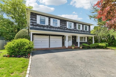 Large Center Hall Colonial in a prime Lawrence location. Set on - photo 3